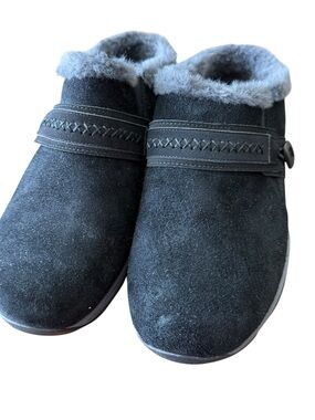 Easy Spirit Elinn Black clogs featuring a suede upper and faux fur collar Sz 11